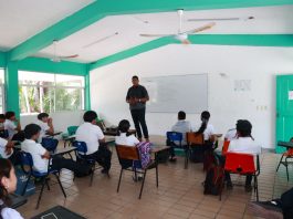 Gobierno orienta a estudiantes de Isla Mujeres a reconocer la violencia en todas sus modalidades