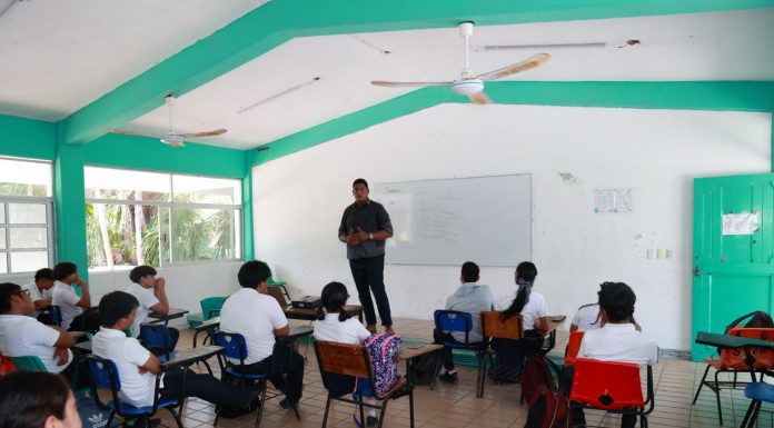 Gobierno orienta a estudiantes de Isla Mujeres a reconocer la violencia en todas sus modalidades